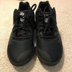Nike 6Y Boys Kyrie Irving Black Sneakers